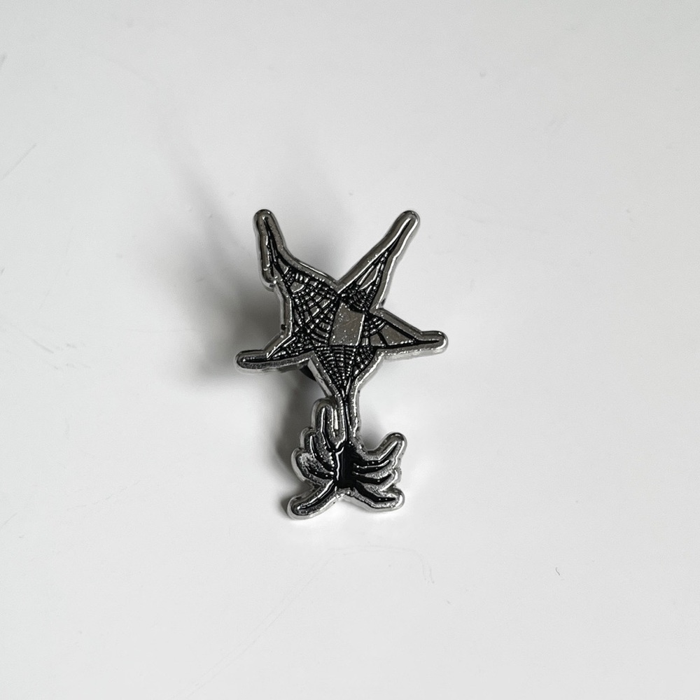 Monpetitfantom pentagram spiderweb enamel pin